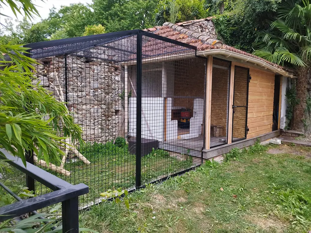 Transformation d'un abri de jardin en un enclos pour animaux