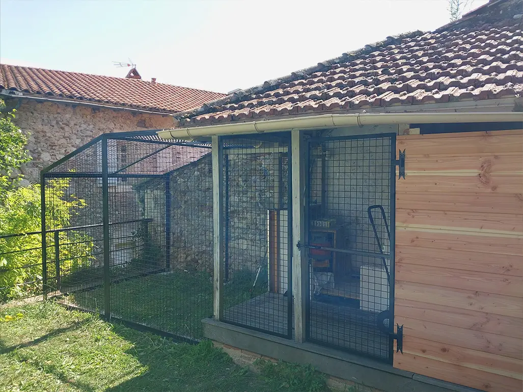 Transformation d'un abri de jardin en un enclos pour animaux