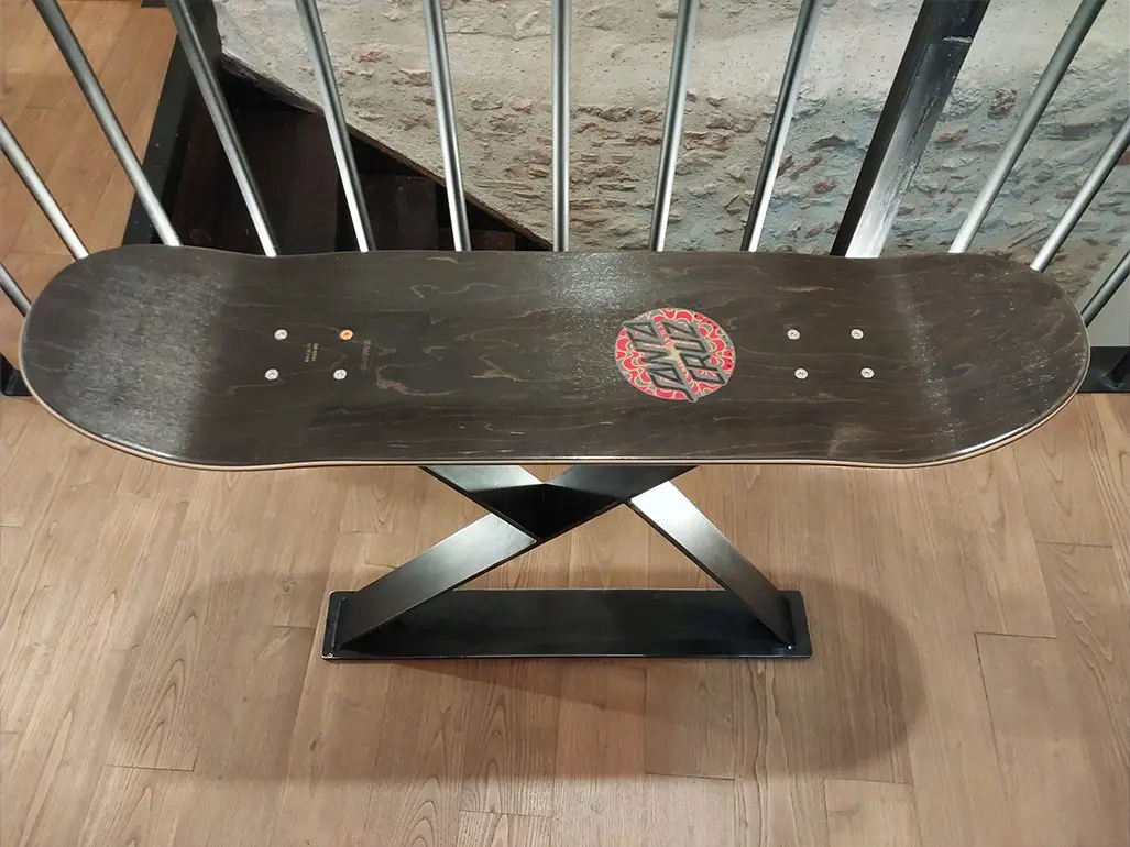 Belle console avec piètement en acier finition patinée et une planche de Skateboard en guise de plateau