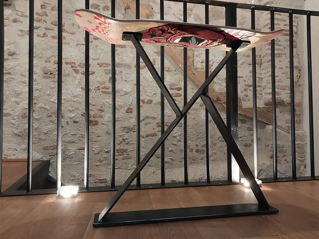 Belle console avec piètement en acier finition patinée et une planche de Skateboard en guise de plateau