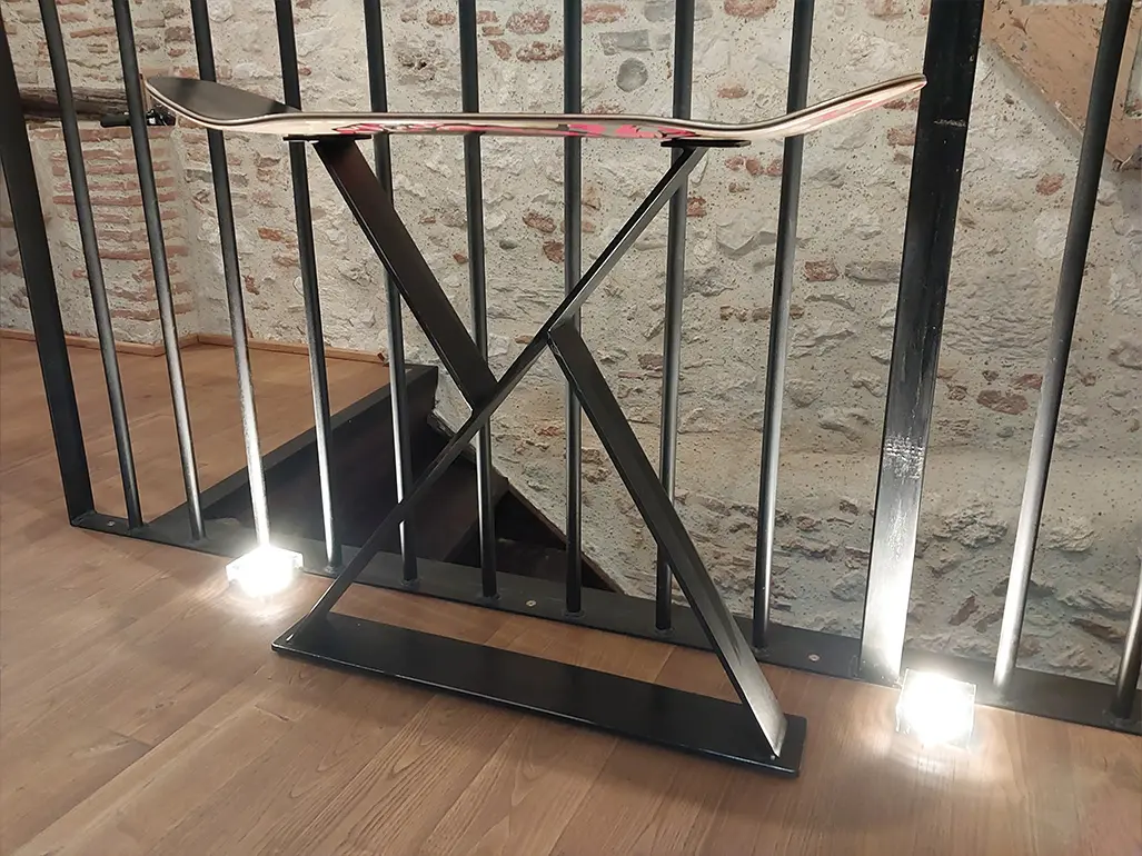 Belle console avec piètement en acier finition patinée et une planche de Skateboard en guise de plateau