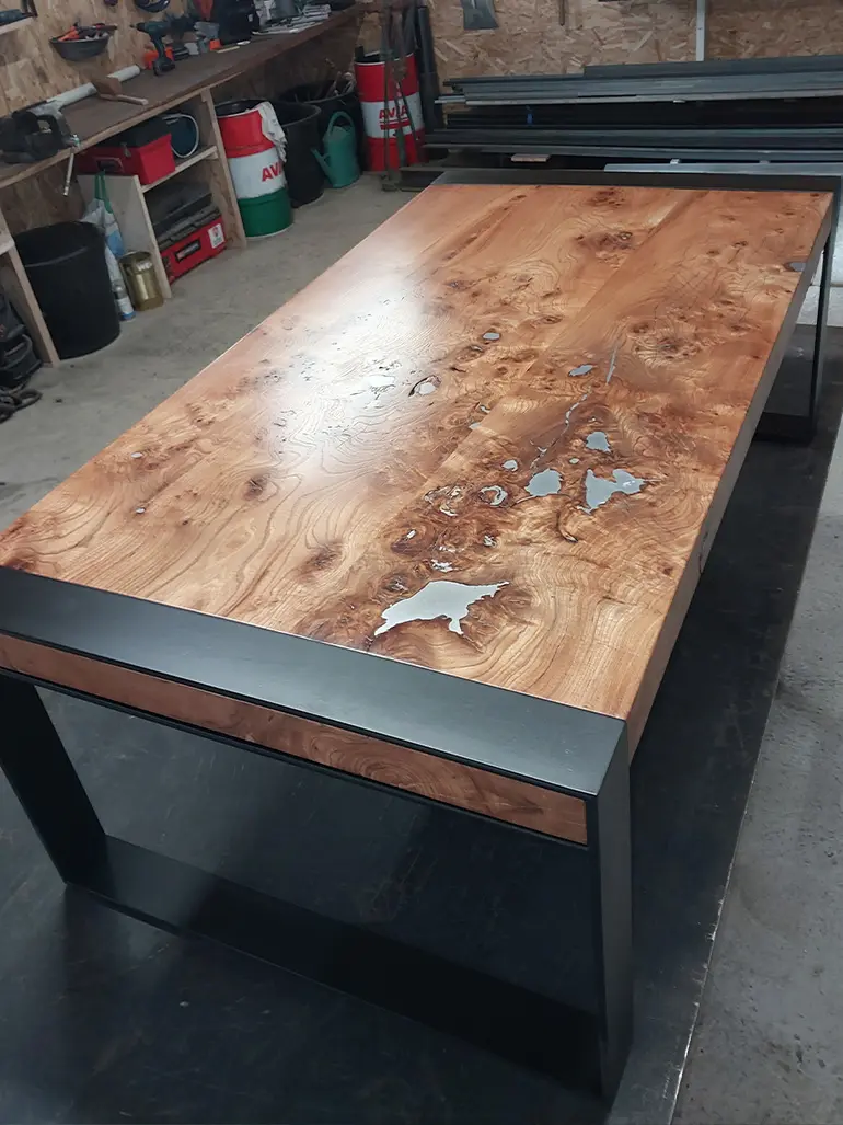 Réalisation d'une table basse en bois d'Ormeau vernis, piètement en acier peinturé et incrustation d'étain coulé